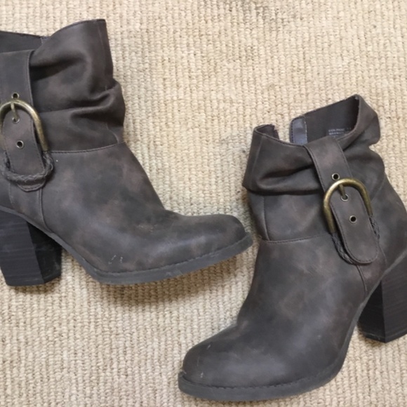 Sooo Cute!  Bootie w Buckle - Picture 2 of 3